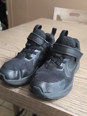 Nike Kids Black Hook-and-Loop Mesh Sneakers